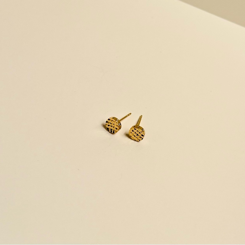 Beautiful round stud earrings - Picture 2 of 4